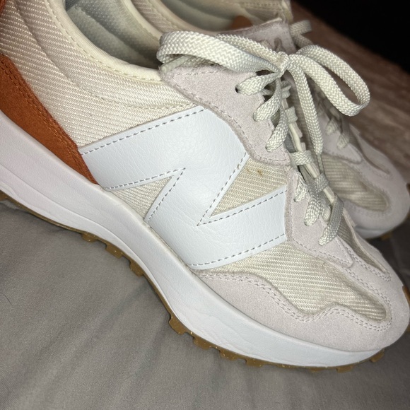 New Balance classics 327. White Cream and tan. Women’s 8. - Picture 2 of 16